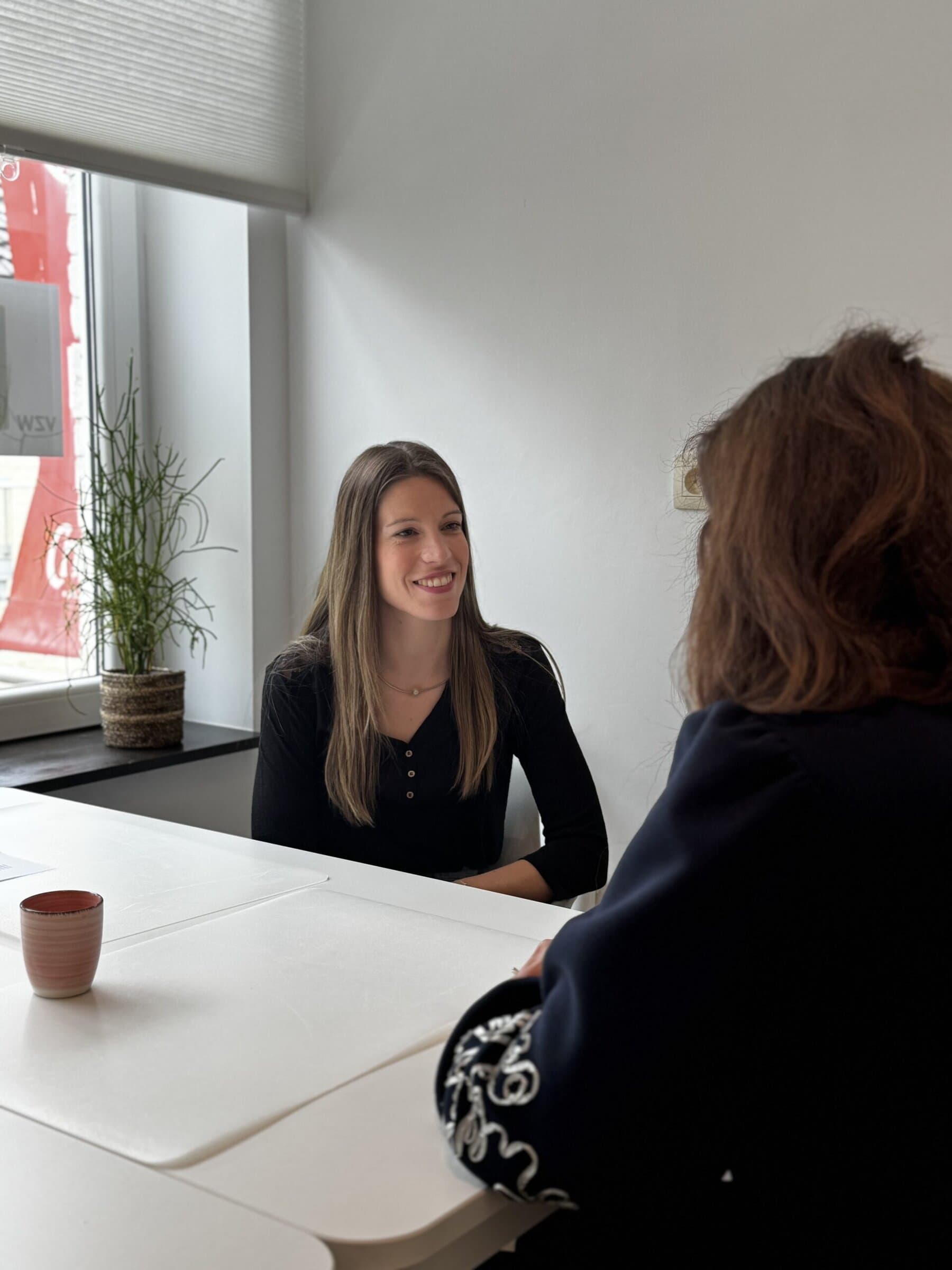 Begeleider Wendy in gesprek met An. Begeleider Wendy in gesprek met An.